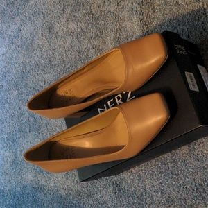 Naturalizer Leather, cream colored shoes. Size 7 1/2.